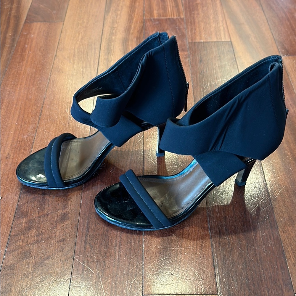 Donald J. Pliner Black Heels with Sophisticated Design